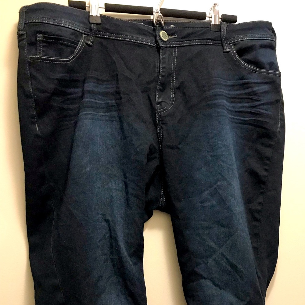 Dark blue, denim capris with embroidered pockets